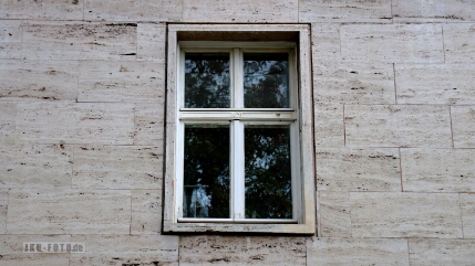 Fenster in der Karl-Marx-Allee Auch hier ein Original, Fenster (Holz Flachkasten-Doppelfenster, Stulpfenster mit Kämpfer, ohne Pfosten) seitlich südlicher Block F. Sollte ich mit der Aussage...
